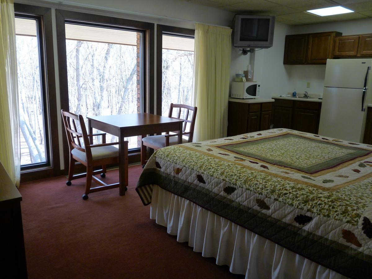 Riverbank Lodge Petersburg Room photo